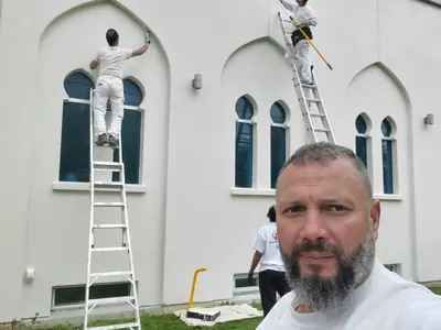 London Muslim Mosque exterior painting — photo 13 of 15